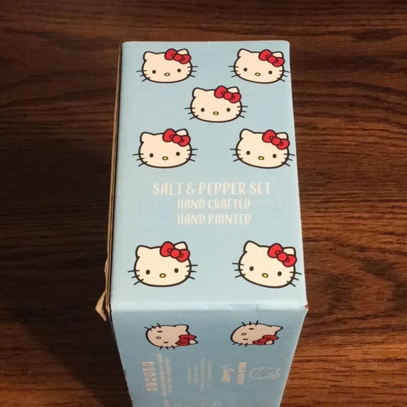 Sanrio Hello Kitty salt & pepper shakers - Picture 4 of 4